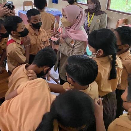 Penyuluhan Teknik Menyikat Gigi dengan Baik dan Benar Guna Mencegah Gigi Berlubang pada Anak Sekolah